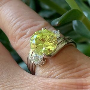 Round yellow CZ ring, size 7. (JW065)